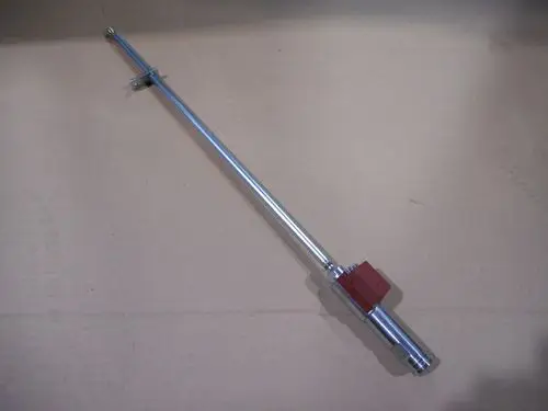 Remeha Düsenschaft mit langem Metallrohr und rotem Anschlussstück, auf flacher Unterlage abgebildet.